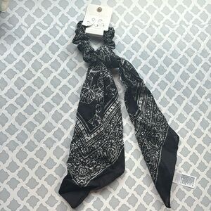 Scrunchie with removable scarf